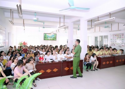 Công tác tập huấn phòng cháy chữa cháy cho cán bộ giáo viên, nhân viên trường MN Lê Trọng Tấn.