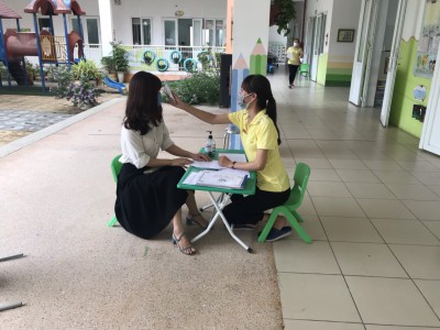 Công tác tuyển sinh trực tuyến trẻ 5 tuổi tại trường MN Lê Trọng Tấn.