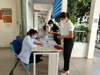 Tâp thể cán bộ giáo viên nhân viên trường MN Lê Trọng Tấn thực hiện tiêm phòng vacxin Covid 19