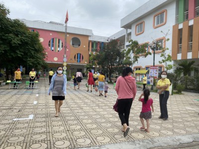 Hân hoan em tới trường.